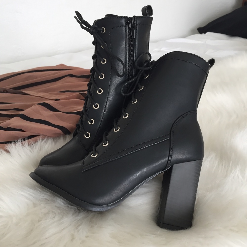 ❗️1 Left size 10❗️NWT Black Leather Heel Booties - Picture 3 of 6